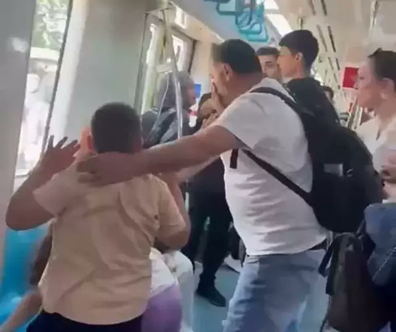 misvakcaps's tweet photo. Olayın iç yüzü farklıymış !

Marmaray’daki darp olayında babanın ağlattığı genç kadının ifadesi ortaya çıktı: ‘Başörtümü kastederek hakaret etti’

Geçtiğimiz günlerde iki çocuğuyla Marmaray’a binen bir kişi ile diğer yolcular arasındaki kavga sosyal medyada epeyce tartışılmış, baba Deniz E.'nin maruz kaldığı saldırı sonucunda kendisine sözlü ve fiziki şiddet gösterenler linç edilip ev adreslerine kadar hedef gösterilmişti. 

Fakat söz konusu babanın da trene binerken kapıda duran Zehra A.’yı dakikalarca sözlü şiddette bulunarak ağlattığı ve diğer yolcuların tepkisinin sebebinin ne olduğu sonradan öğrenildi. Babadan şikayetçi olan genç kadının verdiği ifadesinde, şahsın kendisine başörtüsünü kastederek hakaret ettiği ve “Hep ayak altındasınız” dediği ortaya çıktı.