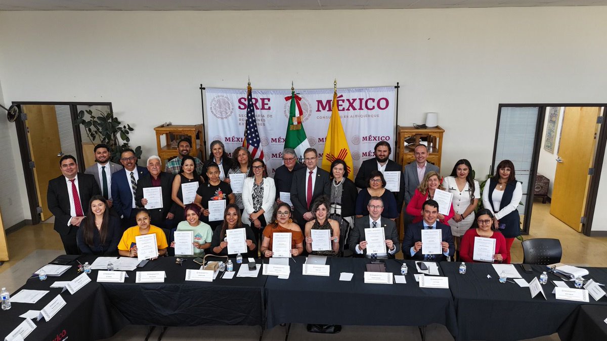 ConsulMexAlb's tweet photo. El Embajador de México en Estados Unidos, Esteban Moctezuma Barragán (@emoctezumab, @EmbamexEUA), encabezó un diálogo con organizaciones defensoras de derechos. 

Escuchó, a través de sus voces, las necesidades de nuestra comunidad 🇲🇽 en Nuevo México y reconoció su entrega diaria a favor del bienestar, la integridad y la defensa y protección de los derechos de nuestros connacionales. 

Asimismo, refrendó el compromiso del @GobiernoMX con la protección y promoción de los derechos humanos de nuestra comunidad migrante 🇲🇽, en línea con la visión de nuestra presidenta @Claudiashein de construir una política exterior cercana, inclusiva y humanista, que garantice una migración digna y segura, colocando el bienestar de nuestros connacionales en el exterior como una prioridad nacional.
