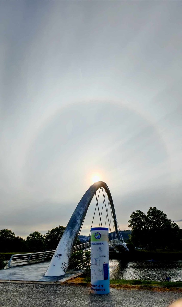 📸 Fermoso halo solar hoxe pola mañá en #Pontevedra. Esas nubes altas avisan dun cambio de tempo. A vindeira noite, chuviscará en moitas zonas de #Galicia.

📸 Imaxe de Gema