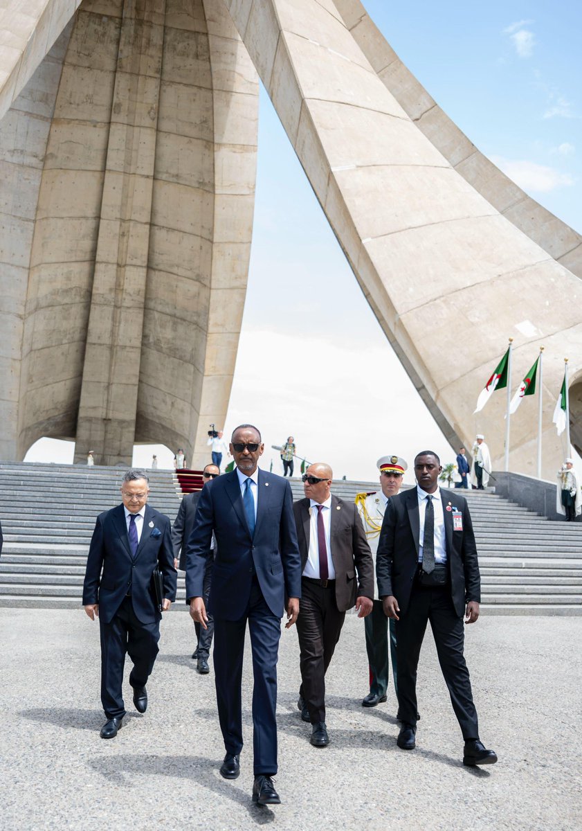 📸🇩🇿🇷🇼 | في #الجزائر الرؤساء والزعماء يتوجهون إلى مقام الشهداء ويقفون دقيقة صمت ترحما على أرواحهم الطاهرة بينما في مملكة الزريبة المروكية يتوجهون لمقابر المقبورين الحسن الثاني ومحمد الخامس ثم الى الملاهي الليلية فيما بعد.