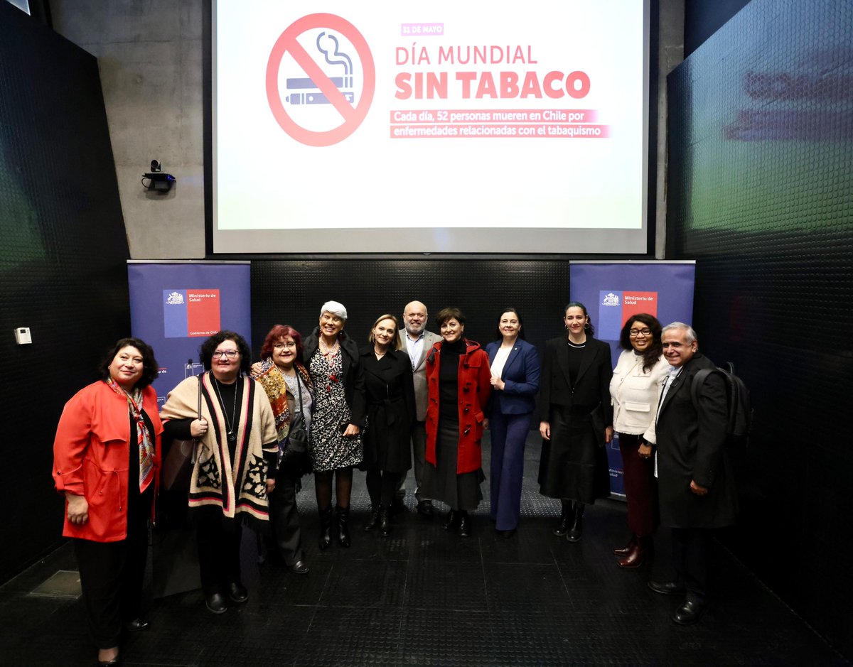 ministeriosalud's tweet photo. 📸| En el marco del #DíaMundialSinTabaco, autoridades de Salud entregaron detalles sobre la incorporación de la cesación del consumo de tabaco al programa de Garantías Explícitas en Salud #GES.

"Estamos muy contentos de incorporar un problema de salud que para nosotros es muy relevante. Recordar que el tabaco es el principal factor de riesgo evitable para las enfermedades crónicas, las enfermedades no transmisibles, que son la principal causa de pérdida de años de vida en Chile". Ministra Ximena Aguilera.