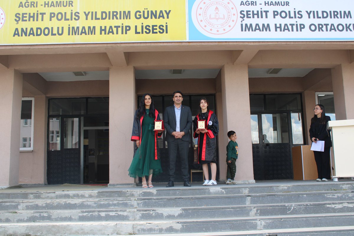 HamurMEM1's tweet photo. 📌 Müdürümüz Mehmet ÖZMÜŞ,  Şehit Polis Yıldırım Günay Anadolu İmam Hatip Lisesi ve Ortaokulunun düzenlemiş olduğu mezuniyet programına katıldı. 
Öğrencilerimize eğitim yolculuğunda başarılar diliyoruz.
@MNesipMahir @hasan_kokrek @mehmetozmus_ https://t.co/bbKgmntFql