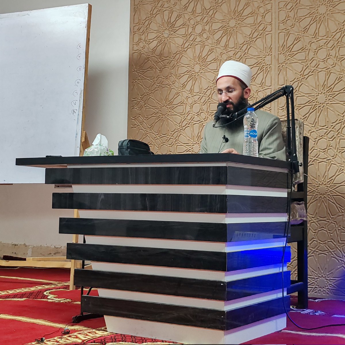 anaufalabdullah's tweet photo. Sambil-sambil nak ambik angin cuti raya ni, alhamdulillah, berkesempatan untuk menghadiri sama' hadith fadhilat hari 'Arafah, bersama As-Syeikh Ad-Duktur Abdullah' Izzuddin di Sahah al-Qazaz.

 مجلس سماع الحديث
جزءان حديثان في فضل يوم عرفة
مع الشيخ الدكتور عبدالله عزالدين https://t.co/copp1rp337