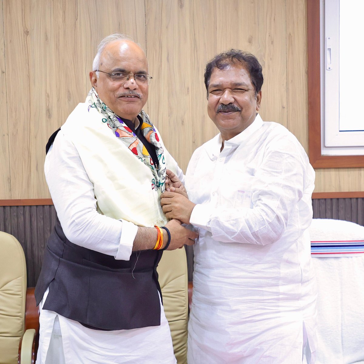 BJP4Bihar's tweet photo. आज प्रदेश कार्यालय में मा. प्रदेश अध्यक्ष डॉ @DilipJaiswalBJP जी ने भाजपा के वरिष्ठ नेता, माननीय पूर्व सांसद एवं पूर्व राष्ट्रीय उपाध्यक्ष श्री विनय प्रभाकर सहस्रबुद्धे जी का अंगवस्त्र पहनाकर आत्मीय स्वागत एवं अभिनंदन किया।

#NDA4Bihar https://t.co/B0ixlnTfo1