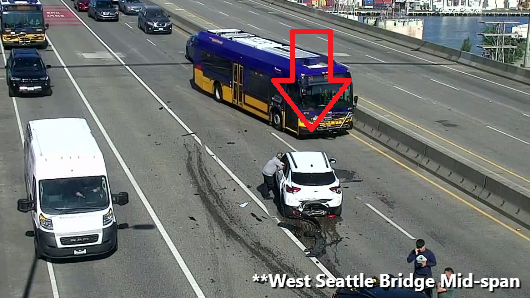 Ang banggaan sa West Seattle Bridge na humaharang