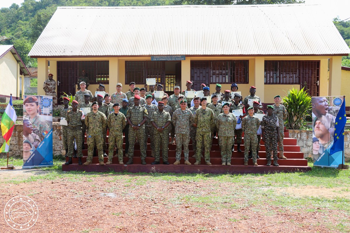 🇨🇫 🇪🇺 Today, a ceremony was held at the Officers’ School in Camp Kassai to mark the conclusion of the advanced first aid and emergency medical course.