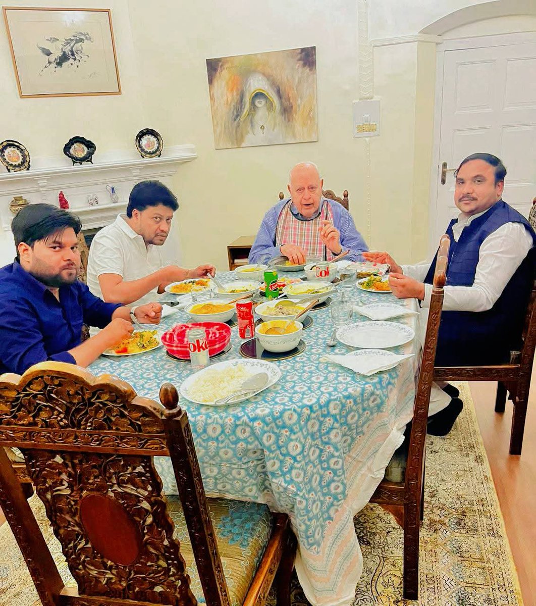 #जम्मू_कश्मीर के पूर्व मुख्यमंत्री नेशनल कांफ्रेंस के राष्ट्रीय अध्यक्ष माननीय डाक्टर #फारूक_अब्दुल्लाह_साहब ने आज श्रीनगर में डिनर/दावत  पर अपनी कोठी पर आमंत्रित किया था

डॉक्टर साहब ने शानदार मेहमान नवाजी की व कश्मीर के सभी मुख्य व्यंजन पेश किए।

<a href="/yadavakhilesh/">Akhilesh Yadav</a>