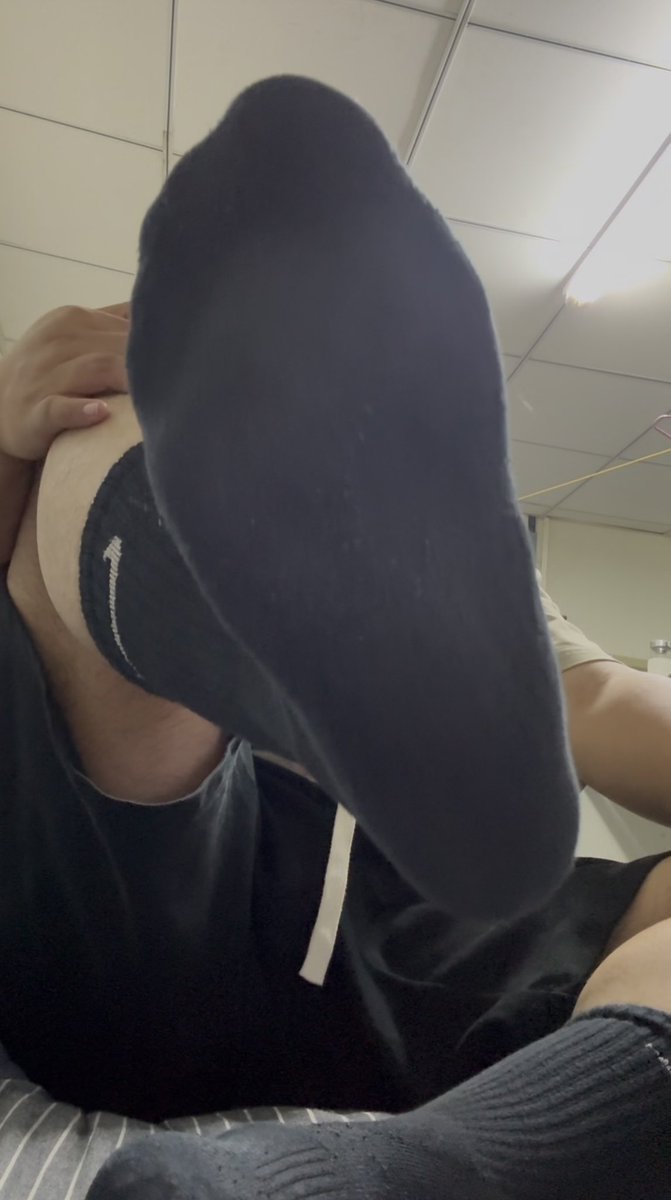 debragentry83's tweet photo. 下班赶紧拍一张穿了几天的臭袜子🧦 #黑袜 #原味 #1S #粗口 #羞辱 #SM https://t.co/XyY1CmohUa