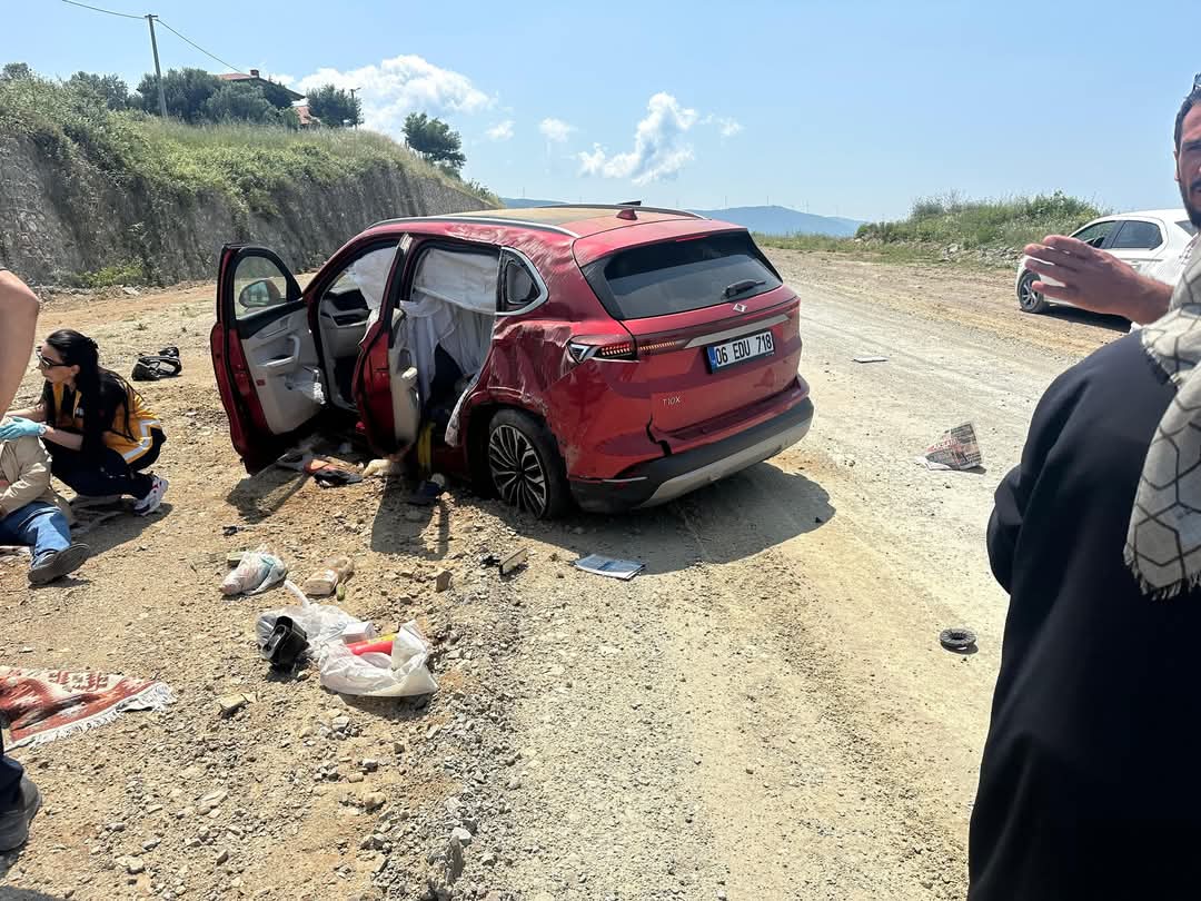 TOGG_Team's tweet photo. Yalova'da kontrolden çıkan TOGG, yaklaşık 4 metre yükseklikten uçarak takla attı. Kazada 2 kişi yaralandı.

Yalova'nın Çinarcık ilçesine bağlı Esenköy Beldesi'nde meydana gelen kazada, yerli otomobil TOGG yaklaşık 4 metre yükseklikten düşerek takla attı. H.B. (69) idaresindeki TOGG, dağ yolunda ilerlerken kontrolden çıkarak yapımı süren ve trafiğe kapalı olan Yalova-Armutlu karayoluna uçtu. Kazada sürücü H.B. ve yaninda bulunan Ş.K. .(59) hafif yaralandı. Yarallar olay yerine gelen 112 ekipleri tarafindan Çnarcık Devlet Hastanesi'ne kaldırıldı. Esenköy Belediyesi itfaiye ekipleri de olay yerinde güvenlik önlemleri aldı

Kaynak:iha

@Togg2022