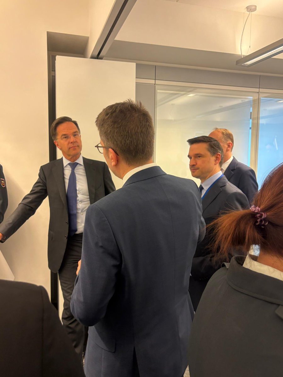 Poseben dan za <a href="/SloveniaNATO/">Slovenia at NATO</a>! Naša ekipa je gostila <a href="/SecGenNATO/">Mark Rutte</a> na našem predstavništvu. Pogovarjali smo se o varnostnih vprašanjih in vrhu #NATO, predstavili pa smo mu tudi 🇸🇮 zimzeleno glasbo, #potico in zgodovino 🏰. Hvala, generalni sekretar, za angažma! #MiSmoNATO