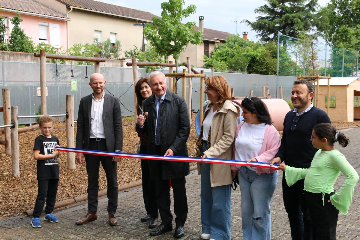 CognardGaetan's tweet photo. 🌿 Inauguration à Bellefontaine !
Après les écoles des Vergers, Françoise Héritier et Didier Daurat, c’est au tour de l’école Victor Hugo d’avoir sa #CourOasis 🌳
•de vert, + de fraîcheur, + de bien-être pour nos enfants 👧🏽👦🏻
Avec @jlmoudenc, on agit pour un #Mirail plus apaisé 💪
#ToulousePlusFraîche #ToulousePlusFacile