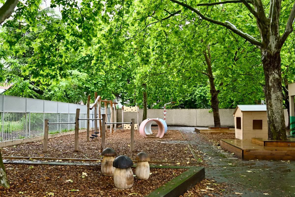 CognardGaetan's tweet photo. 🌿 Inauguration à Bellefontaine !
Après les écoles des Vergers, Françoise Héritier et Didier Daurat, c’est au tour de l’école Victor Hugo d’avoir sa #CourOasis 🌳
•de vert, + de fraîcheur, + de bien-être pour nos enfants 👧🏽👦🏻
Avec @jlmoudenc, on agit pour un #Mirail plus apaisé 💪
#ToulousePlusFraîche #ToulousePlusFacile