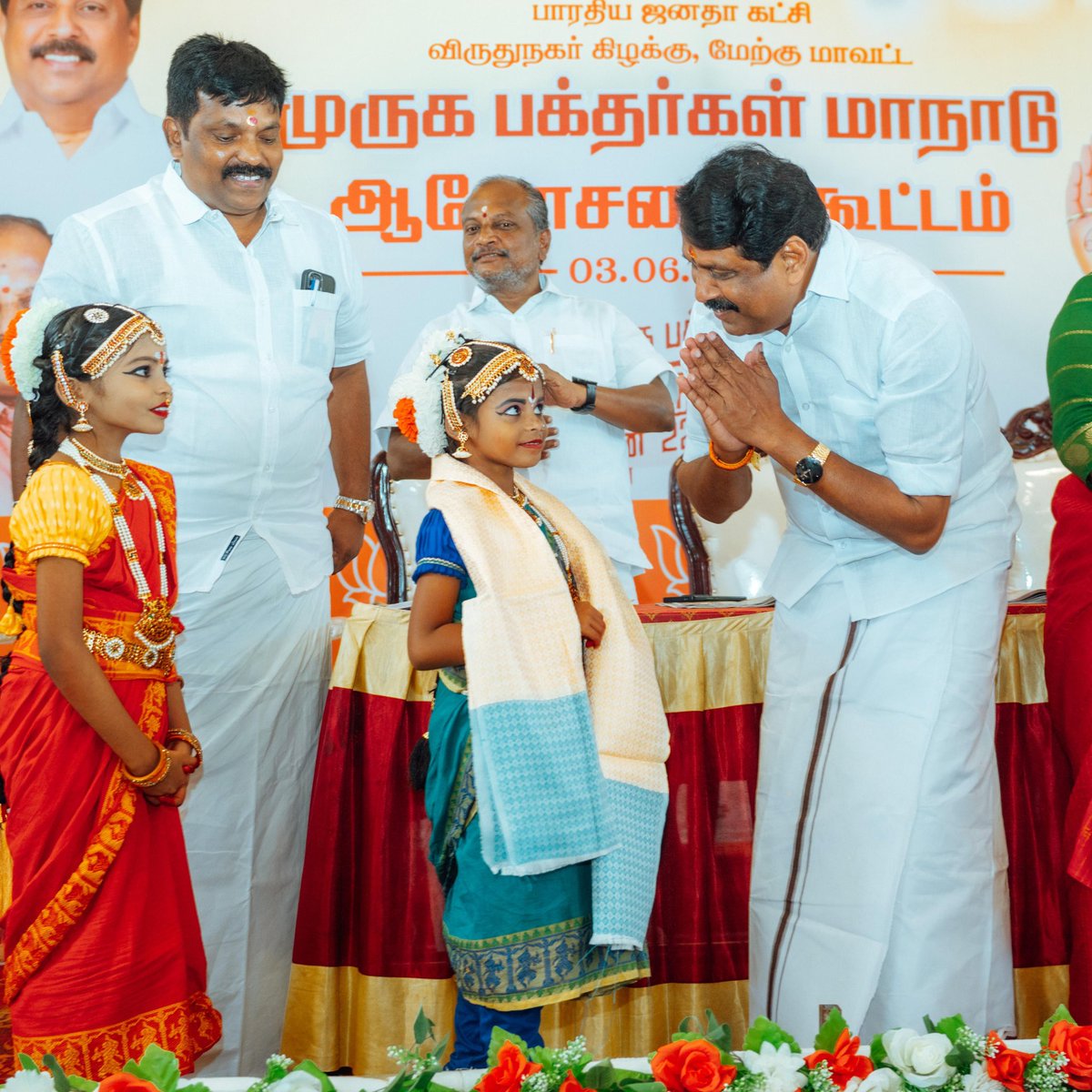 பத்து நாள் சுற்றுப் பயணத்தின் இரண்டாம் நாளான இன்று திருநெல்வேலியின் வடக்கு, தெற்கு மாவட்டங்கள் மற்றும் விருதுநகரின் கிழக்கு, மேற்கு மாவட்டங்களின் நிர்வாகிகள் சந்திப்பிலும், முருக பக்தர்கள் மாநாட்டிற்கான ஆலோசனைக் கூட்டத்திலும் கலந்து கொண்டேன். 

உடன் பாஜக மாநில அமைப்பு பொதுச்