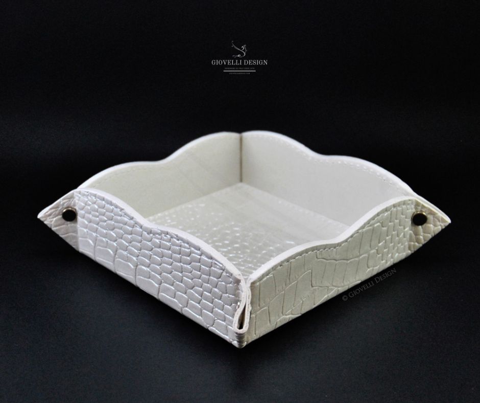 GiovelliDesign's tweet photo. 🤍 Ordine con stile. Il nostro Pearl Svuotatasche Bianco Perla dona un tocco sofisticato a qualsiasi ambiente. Perfetto per riporre gioielli, chiavi o piccoli oggetti con eleganza. Texture effetto coccodrillo e finitura perlata: puro fascino. ✨ #DesignLover #GiovelliDesign #home https://t.co/tORyXKNmjI