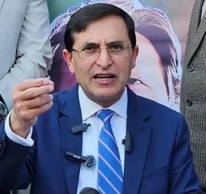 Truth Prevails 💙 (@naintara1) on Twitter photo کیا اس شخص پر آپ لوگ اب بھی یقین کرتے ہیں؟۔
کیا عمران خان اس کو کہے گا کہ " میں پیٹرن اف چیف ہوں " ؟
<a href="/BarristerGohar/">Barrister Gohar Khan</a>
<a href="/PTIofficial/">PTI</a> 
<a href="/ThePowerOfPTI/">The Power Of PTI</a> 
<a href="/ISFPakistan/">ISF - Official</a> 
<a href="/aliya_hamza/">Aliya Hamza Malik</a> 
<a href="/Aleema_KhanPK/">Aleema Khanum</a> 
<a href="/InsafPK/">Tehreek-e-Insaf</a> 
<a href="/ShahidkhattakSk/">Shahid Khattak</a> 
<a href="/BBCUrdu/">BBC News اردو</a> 
<a href="/ABCNewsUrdu/">ABC Urdu News</a> کیا اس شخص پر آپ لوگ اب بھی یقین کرتے ہیں؟۔
کیا عمران خان اس کو کہے گا کہ " میں پیٹرن اف چیف ہوں " ؟
<a href="/BarristerGohar/">Barrister Gohar Khan</a>
<a href="/PTIofficial/">PTI</a> 
<a href="/ThePowerOfPTI/">The Power Of PTI</a> 
<a href="/ISFPakistan/">ISF - Official</a> 
<a href="/aliya_hamza/">Aliya Hamza Malik</a> 
<a href="/Aleema_KhanPK/">Aleema Khanum</a> 
<a href="/InsafPK/">Tehreek-e-Insaf</a> 
<a href="/ShahidkhattakSk/">Shahid Khattak</a> 
<a href="/BBCUrdu/">BBC News اردو</a> 
<a href="/ABCNewsUrdu/">ABC Urdu News</a>