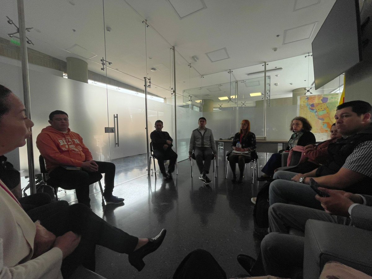 Defensoría del Espacio Público (@dadepbogota) on Twitter photo #AquíSíPasa que que nos reunimos con <a href="/ALCtunjuelito/">Alcaldía Tunjuelito</a>, Colegio Isla del Sol y comunidad para proceso de restitución voluntaria de predio. Gestionamos #MásYMejorEspacioPúblico en las localidades #AquíSíPasa que que nos reunimos con <a href="/ALCtunjuelito/">Alcaldía Tunjuelito</a>, Colegio Isla del Sol y comunidad para proceso de restitución voluntaria de predio. Gestionamos #MásYMejorEspacioPúblico en las localidades