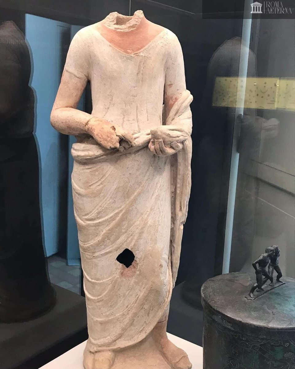 Statue votive d’une jeune fille offrant un petit oiseau à une divinité (IIIe s. av. J.-C.). Retrouvée à Vulci dans un dépôt votif, elle est exposée au musée étrusque de la Villa Giulia à Rome.