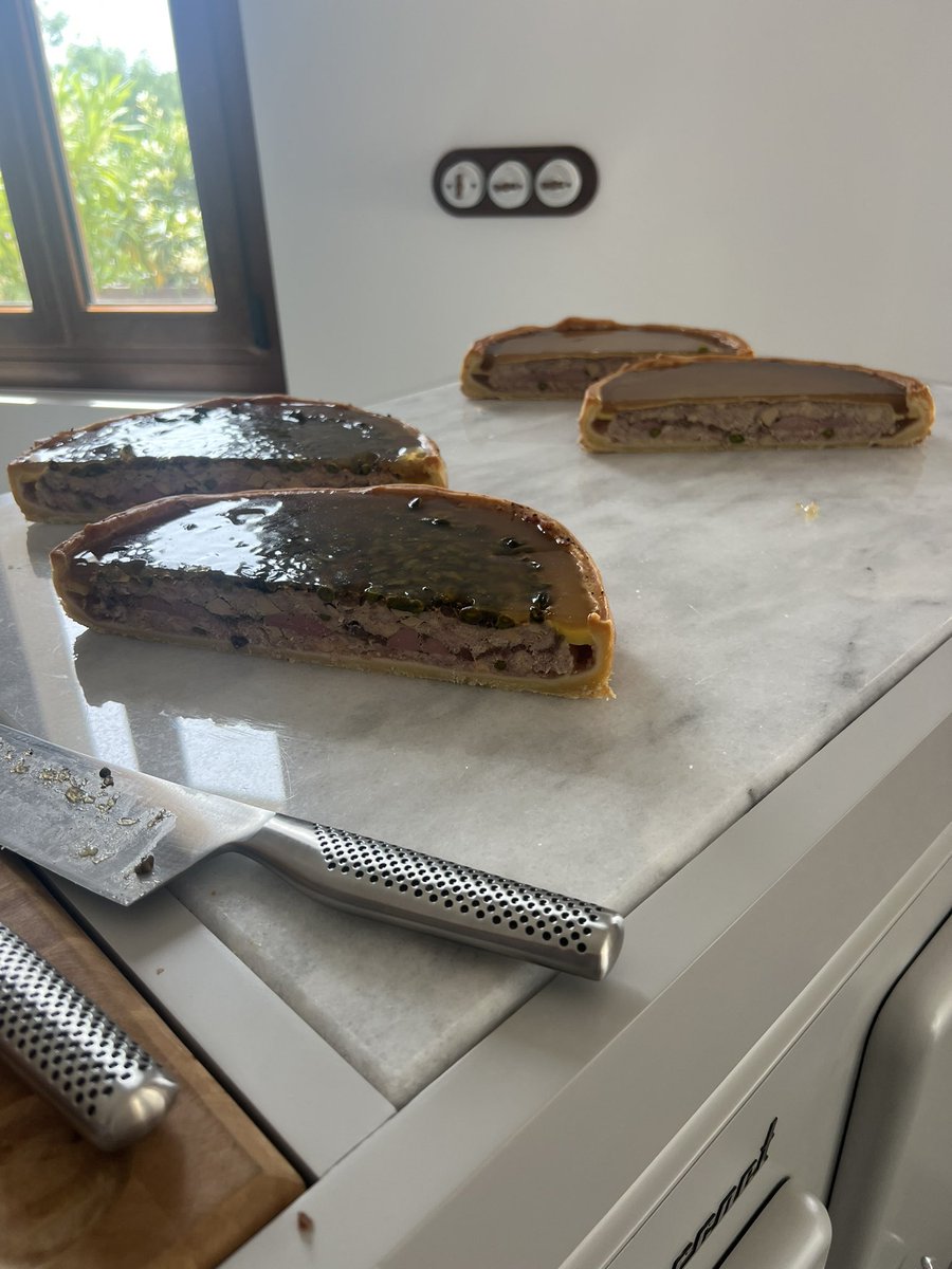 Hora de berenar! Pastis de carn croute obert, pa pagés cecina i formatge…