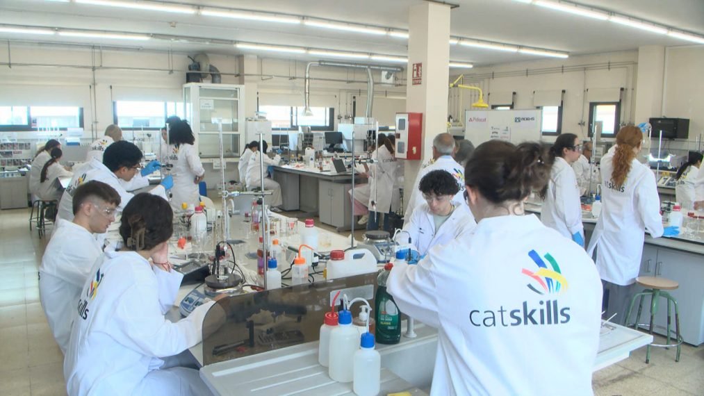 🧪🔬| L'<a href="/Ins_Terrassa/">Institut de Terrassa</a> acull el <a href="/Campionat_Catsk/">Campionat Catskills</a> 52, un campionat català de laboratori d’anàlisi químic 

▶️Hi participen una quarantena de persones, entre estudiants, professorat i jurat extern terrassadigital.cat/linstitut-terr… #Terrassa 

Provenen d’onze instituts catalans
