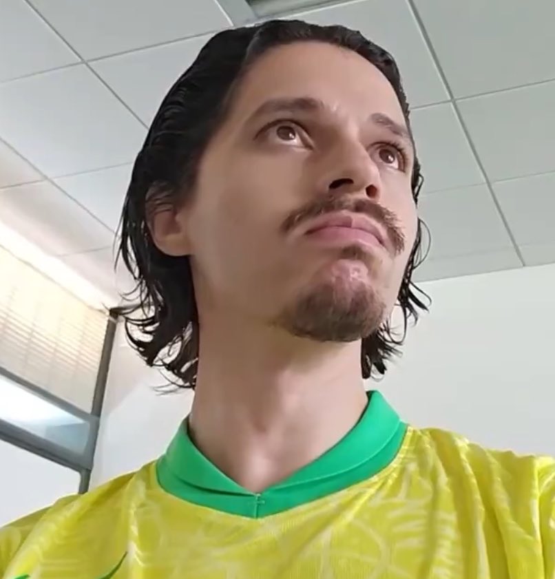 ths_011's tweet photo. 22h de uma quarta-feira…
Professor está terminando uma explicação e já avisa que em seguida vai fazer uma chamada!
Seu time está jogando na Globo e você se anima já pensando que vai conseguir pegar o 2 tempo! 
Eis que este sujeito levanta a mão… https://t.co/KNGGwRlmjq