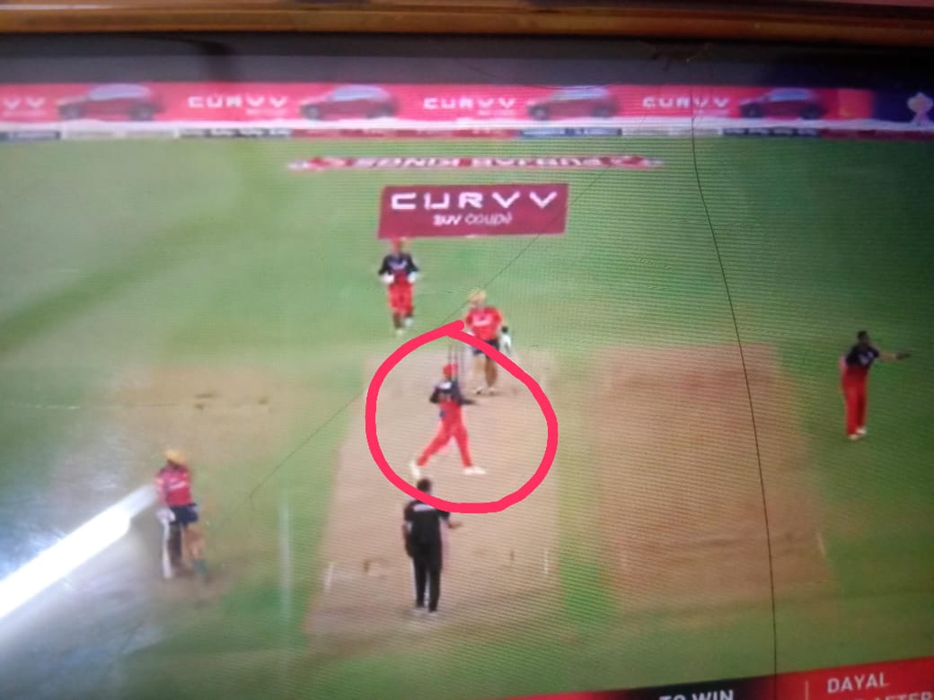 PatriotPitch01's tweet photo. Did Kohli Crossed the Pitch intentionally? Consequences?What's the rule say can anyone explain?
#IPLFinal #RCBvsPBKS #esala https://t.co/tpPzUqlfvT