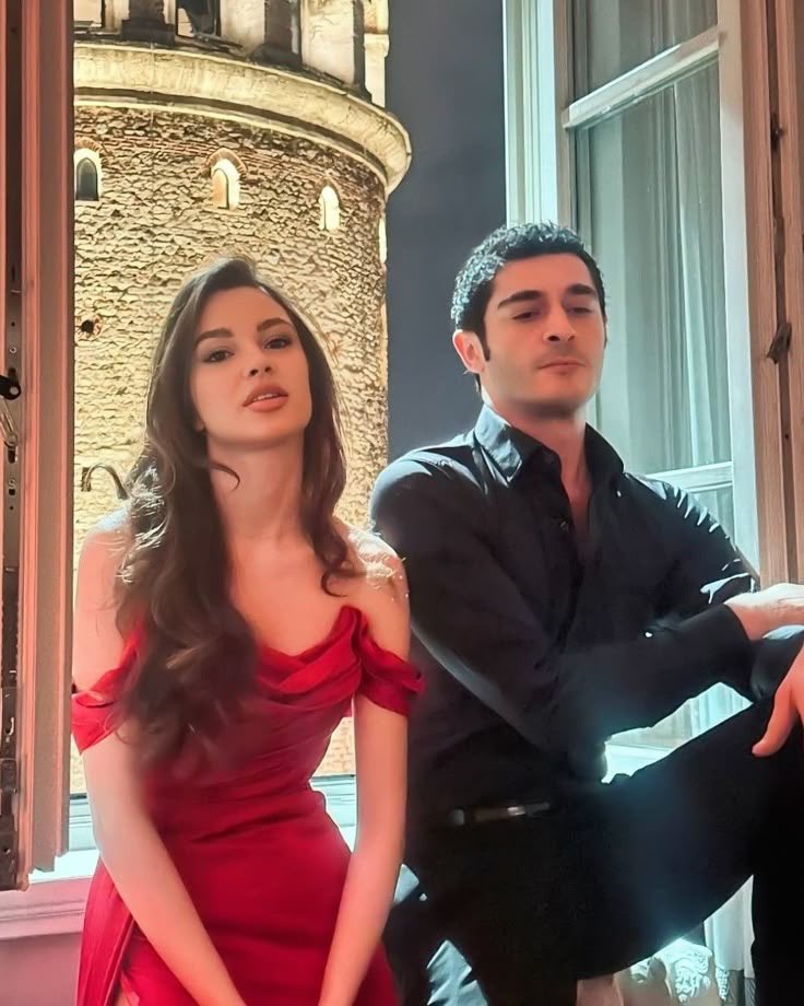 mycapella01's tweet photo. Başrollerini #BurakDeniz ve #SuBurcuYazgıCoşkun'un paylaştığı #BirGeceMasalı dizisinin final bölümünü oyuncular ve set çalışanları, bu akşam düzenlenecek olan veda partisinde birlikte izleyecekler. ��

#MahCan https://t.co/bSdibLa9sZ