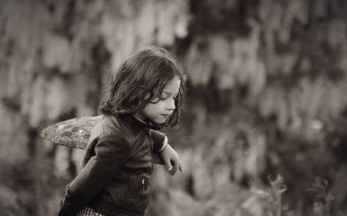 AdelaEdithDarcy's tweet image. That coat was once belonging to a real Prince. (when you got a Royal nanny in the family) Here is Alistair in the garden.