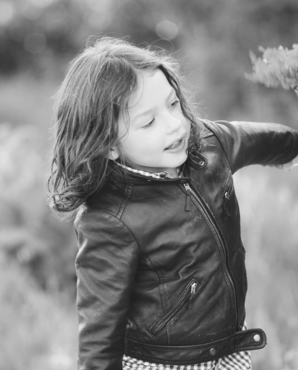 AdelaEdithDarcy's tweet image. That coat was once belonging to a real Prince. (when you got a Royal nanny in the family) Here is Alistair in the garden.