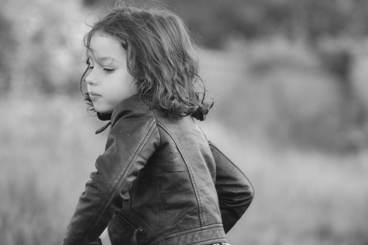 AdelaEdithDarcy's tweet image. That coat was once belonging to a real Prince. (when you got a Royal nanny in the family) Here is Alistair in the garden.