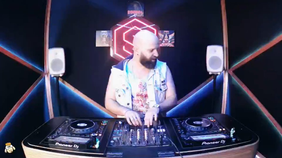 looply_music's tweet photo. From the Live Om Masala set, had so much fun recording that set 😁.

https://t.co/VmfUG2eovP

#psytrance #djset #dj #newmusic #livemusic #newmusic2025 https://t.co/ywZkfKxlu7