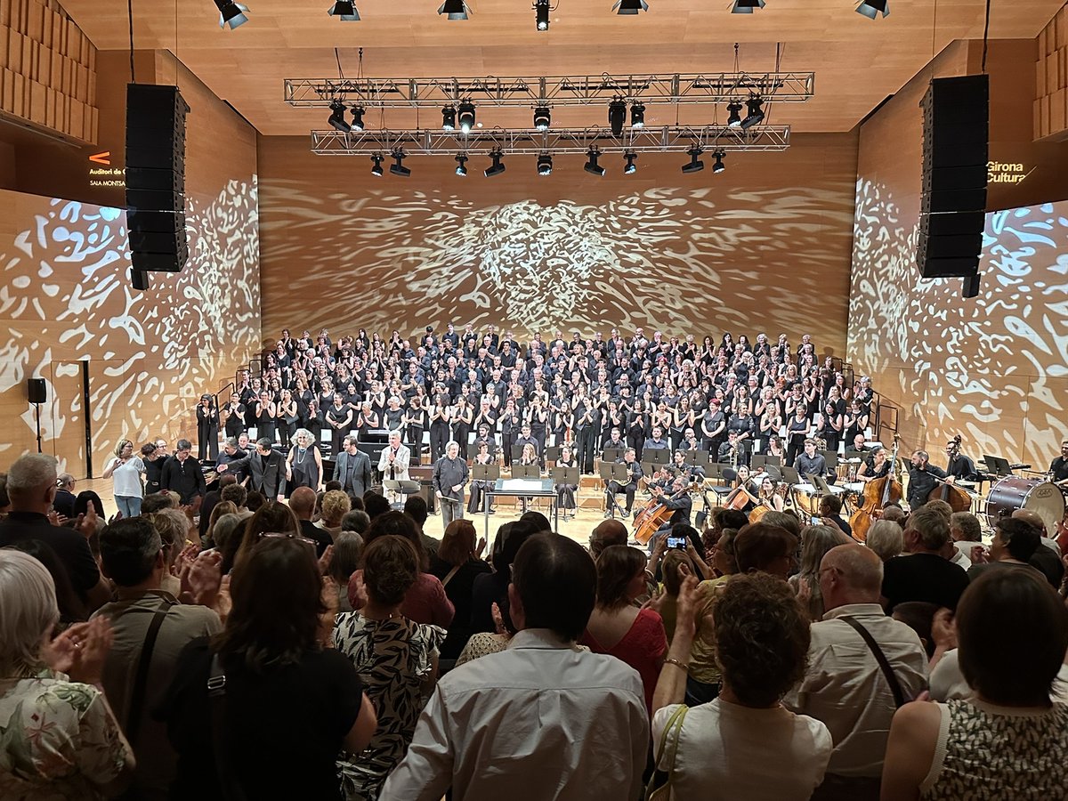 [2/2] En la cantata, el cavaller, ansiós d’anar a la batalla i, alhora, temorós de deixar Carmesina, se sent «entre dos grans desigs, el ser lluny i el no moure’s» —segons el text de Núria Albó, evocant el de Joanot Martorell (1460)—, una dislocació que l’art transmet tan bé!