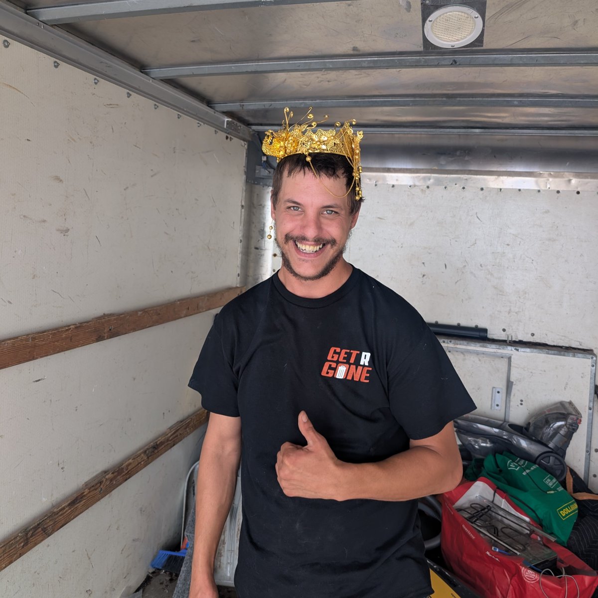 GetRGone's tweet image. Found in today’s haul:
✔️ A crown
✔️ A flamingo hat
✔️ Brennan’s modeling career

Who says junk removal can’t be fabulous? 👑🛻
#junkremoval #GetRGone #cleanoutcrew #stthomasproud #junkfashionweek