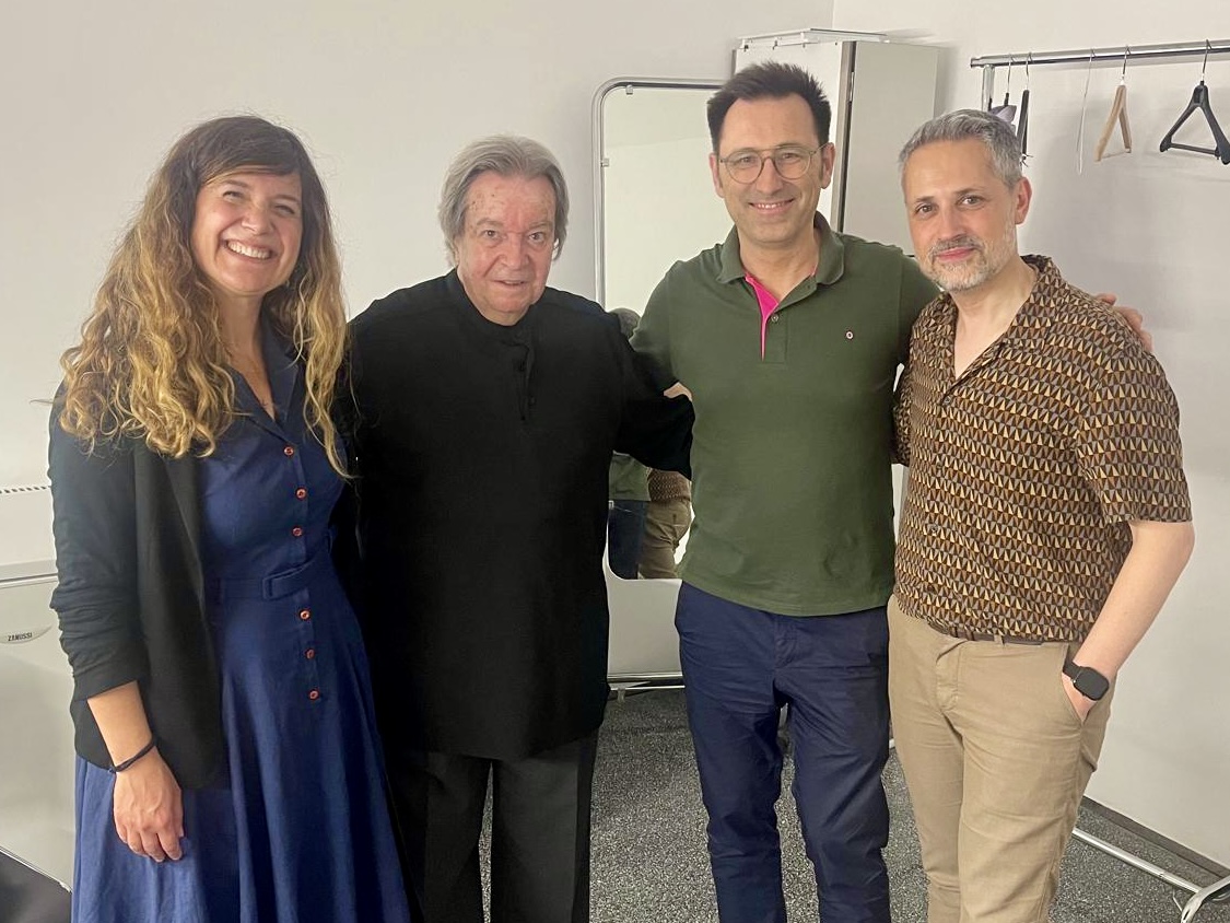 [1/2] Honorat de poder saludar, dissabte passat, el mestre Antoni Ros Marbà, juntament amb el director de l’<a href="/auditori_gi/">Auditori Palau de Congressos de Girona</a>, David Ibáñez, i la directora general de Cultura Popular de la <a href="/gencat/">Generalitat de Catalunya</a>, <a href="/carolduran33/">Carol Durán</a>, després d’haver-lo gaudit dirigint el seu “Tirant lo Blanc” (1977).