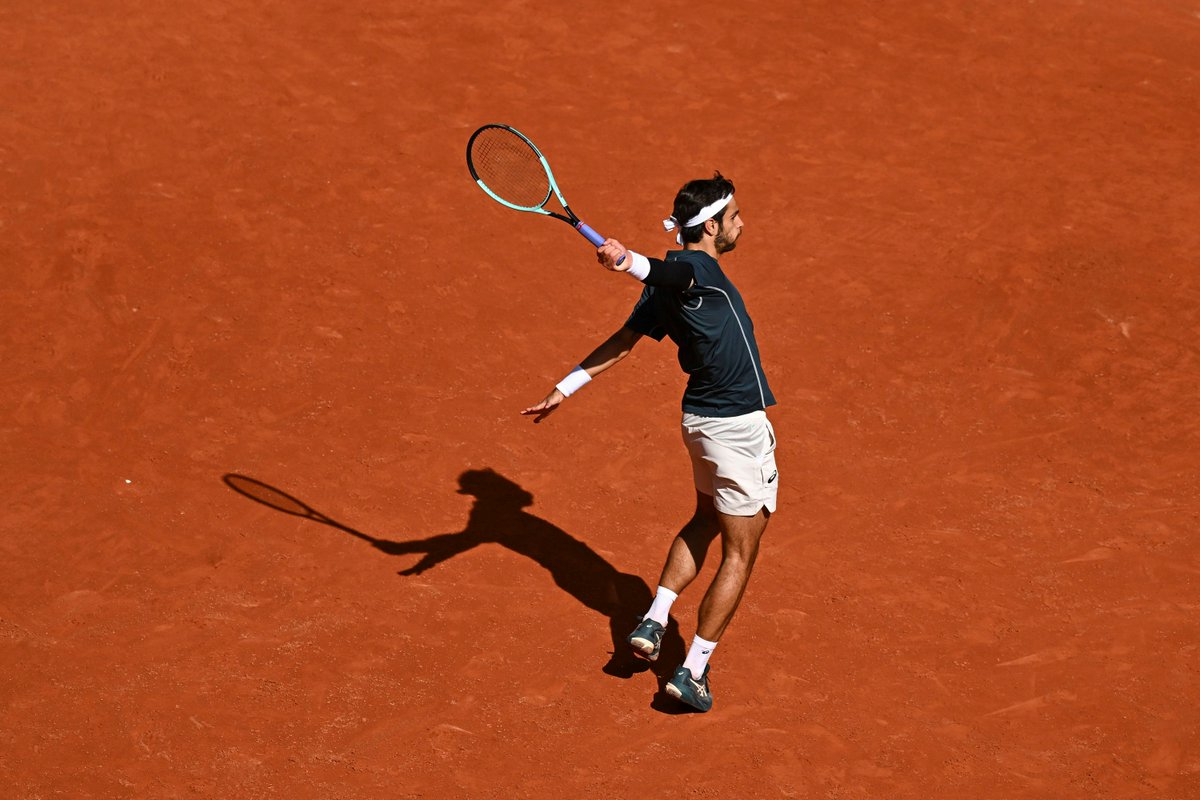 Lorenzo Musetti reaching the 2025 Roland-Garros semifinals ensures this incredible stat is still alive:

Someone with a one-handed backhand has reached the semifinals of a Grand Slam every single year since tennis began!