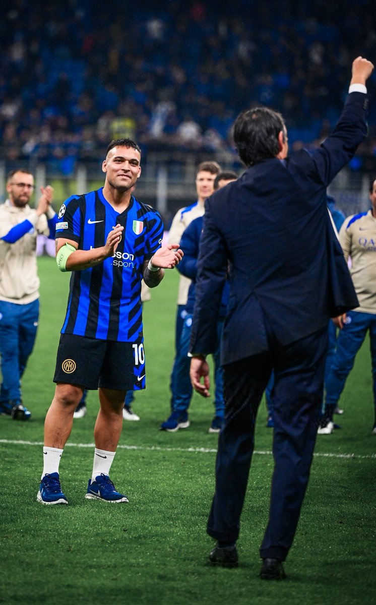 raffaelecaru's tweet photo. La foto più bella per rendere omaggio a Simone Inzaghi dopo questi 4 anni?

Assolutamente sì. La più commovente anche. #FCIM https://t.co/M7r7xvPCu1