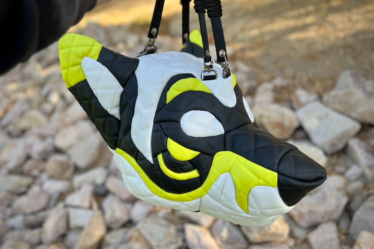 Commission Completed!🎉
For <a href="/Sylox95/">Sylox 🍎 🔜 AC</a>!💛

Custom Fursuit Head Bag crafted by <a href="/ItsAllBark/">All Bark No Bite!</a>🧵🪡