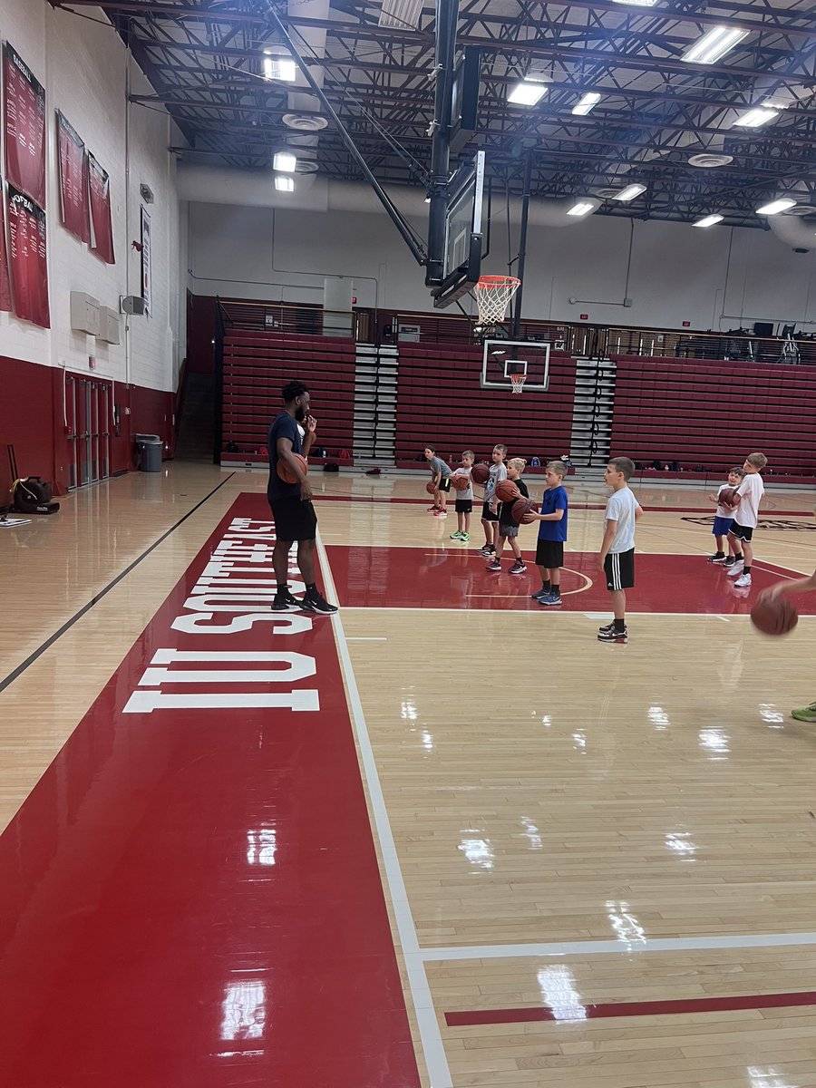 Cbr0wn_2302's tweet photo. Day 2 of the first session of the summer for the Wiley Brown basketball camp! Working on some ball handling with the kids. 1% better everyday, it’s gonna be a good week! 
@wcbrown41 @SchulerBrady https://t.co/BDTiROaJOh