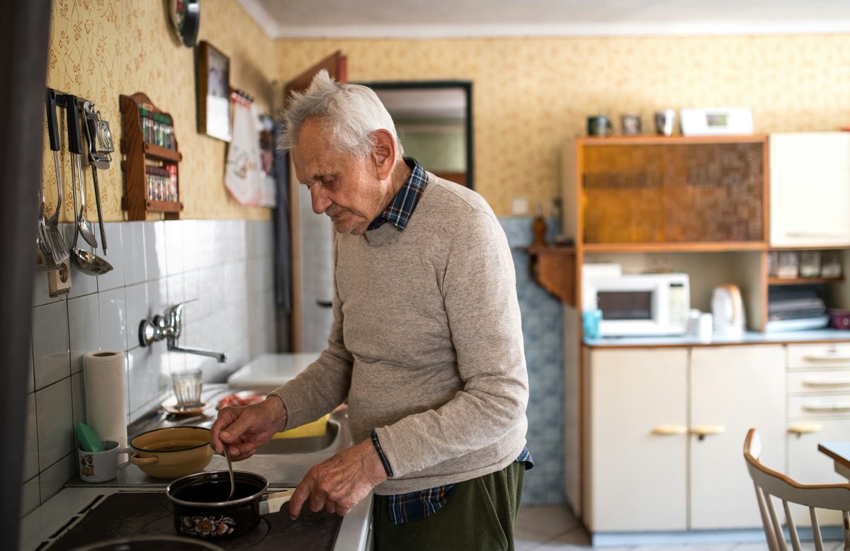 English Housing Survey data shows a big rise in private renting among older adults: households headed by 55–64-year-olds rose from 6.3% in 2010/11 to 11.3% in 2020/21.

Help us understand older #renters’ needs — take our #survey! 👇

bit.ly/3FuZ58x 

#AgeingIntelligence
