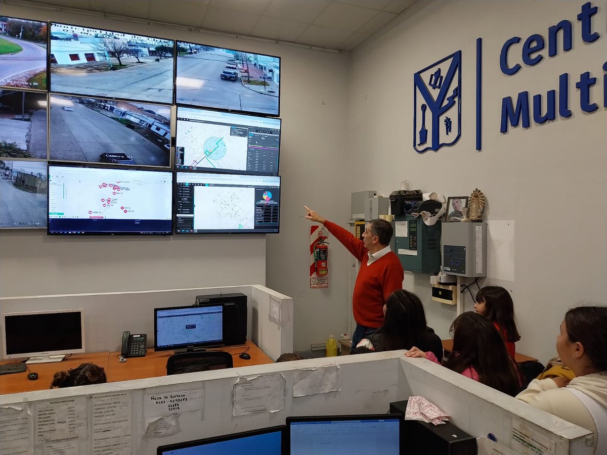 El tranvia (@eltranviaradio) on Twitter photo Comenzaron las visitas guiadas al Centro Multiagencia 911 destinadas a alumnos de instituciones educativas <a href="/BritosGuillermo/">Guillermo Britos</a> <a href="/SabellaMarcela/">Marcela Sabella</a> <a href="/ArturoPertosa/">C. Arturo Pertosa</a> <a href="/seguridadch/">Secretaría de Seguridad Chivilcoy</a> <a href="/cuervotinelli/">marcelo tinelli</a> facebook.com/share/p/15NqBx… Comenzaron las visitas guiadas al Centro Multiagencia 911 destinadas a alumnos de instituciones educativas <a href="/BritosGuillermo/">Guillermo Britos</a> <a href="/SabellaMarcela/">Marcela Sabella</a> <a href="/ArturoPertosa/">C. Arturo Pertosa</a> <a href="/seguridadch/">Secretaría de Seguridad Chivilcoy</a> <a href="/cuervotinelli/">marcelo tinelli</a> facebook.com/share/p/15NqBx…