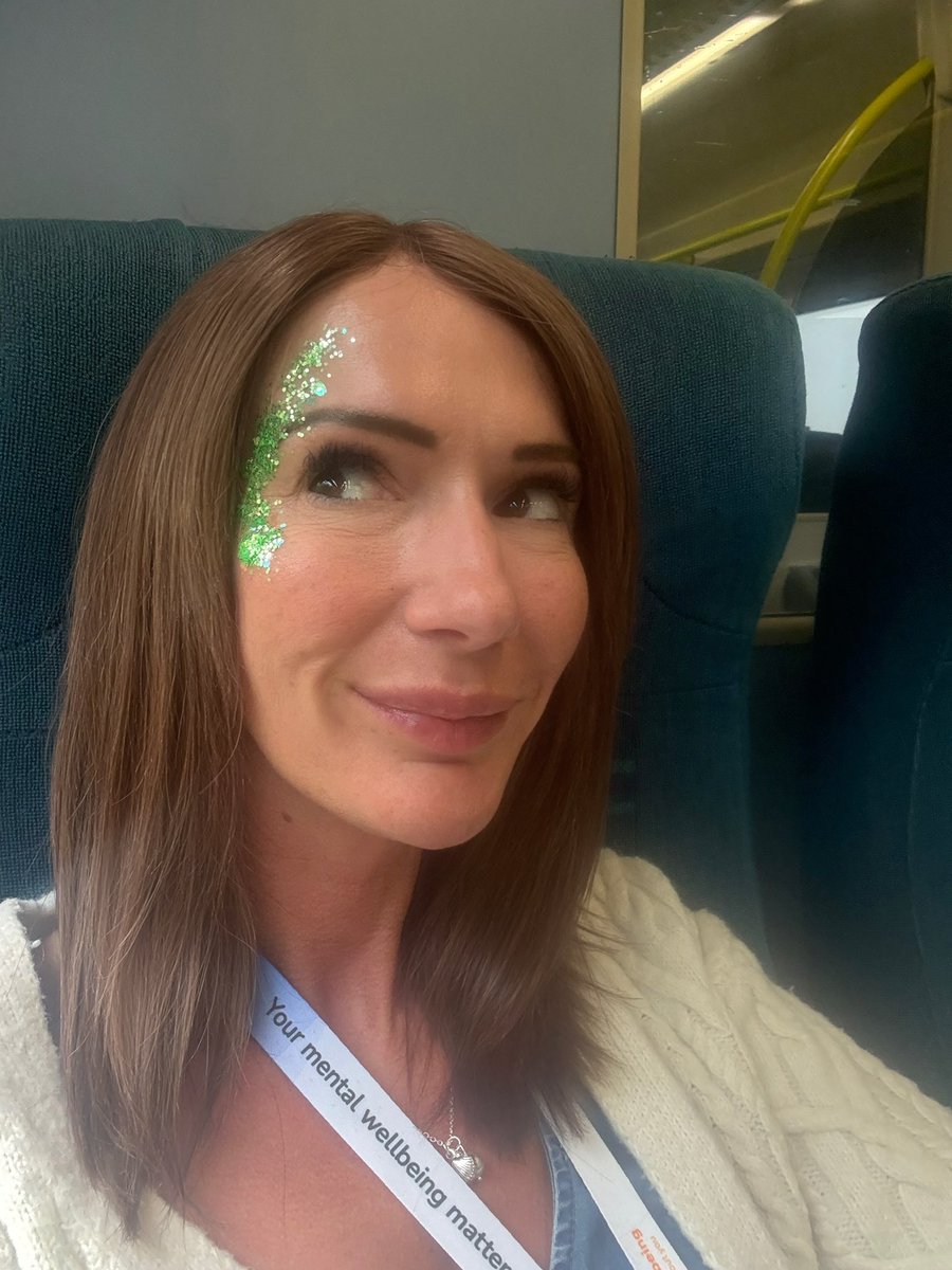 Awesome day in the office for our wellbeing festival today 🙌🏻🎉

My first event since becoming a Wellbeing Champion for our organization! 

Feeling proud 💛✨

However, totally forgot I had glitter on my face so this is a fun commute 😂🤦🏻‍♀️