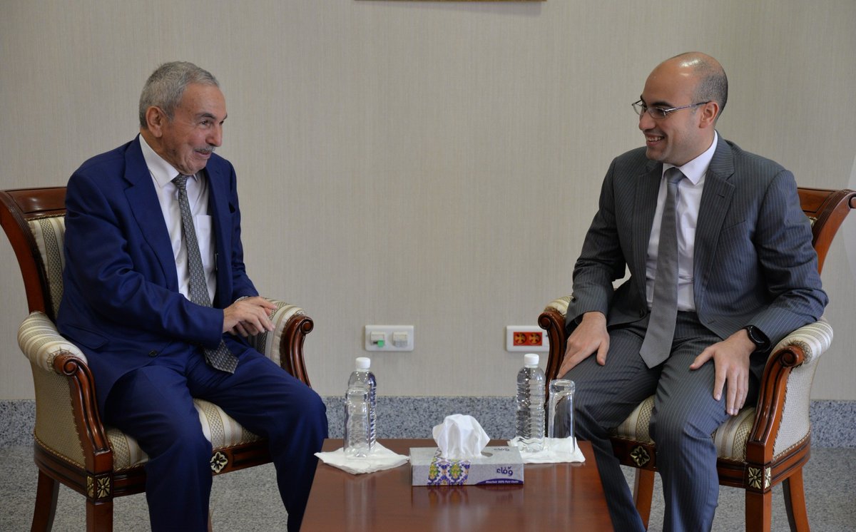 🔴شايب يستقبل رئيس المجلس الأعلى للغة العربية
🔳استقبل اليوم كاتب الدولة لدى وزير الشؤون الخارجية المكلف بالجالية الوطنية بالخارج، سفيان شايب ، رئيس المجلس الأعلى للغة العربية، البروفيسور صالح بلعيد.
🔳 اللقاء سمح بمناقشة السبل الكفيلة بترقية وتعليم اللغة العربية لدى أفراد