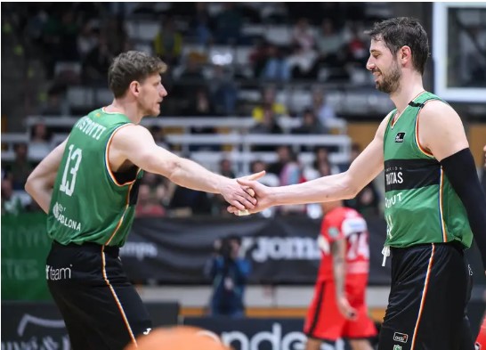 FlashPenya's tweet image. 🤔Sabies que... la @Penya1930 és l’equip amb més jugadors escollits com a #mvpmovistar de la jornada en la fase regular de la Lliga @ACBCOM?

🇺🇦 Pustovyi (J 18 i 33)
🇭🇷 Tomic (J 22 i 27)
🇨🇦 Robertson (J 1)
🇺🇸 Dekker (J 12)
🇺🇸 Dotson (J 30)