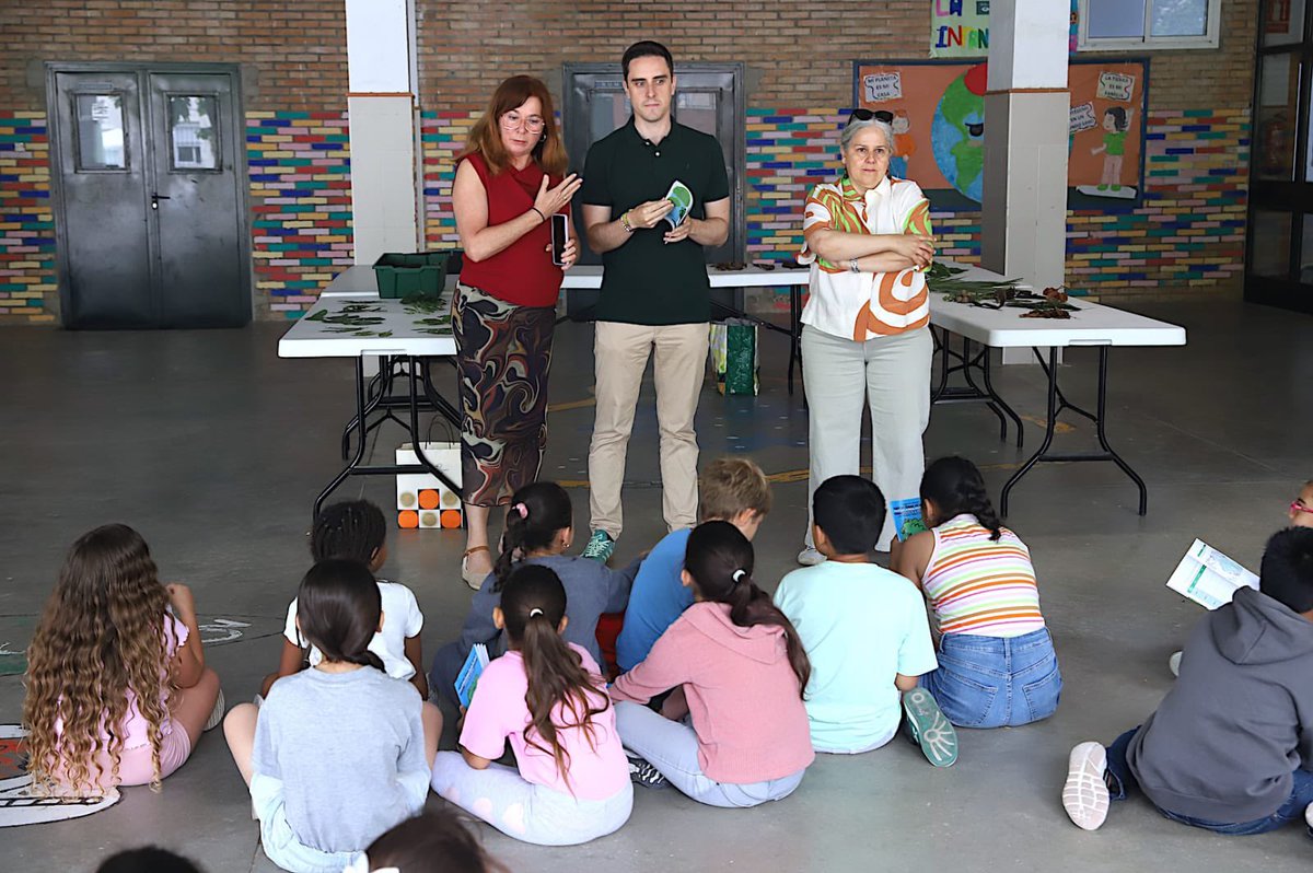 El Plan Árbol de #Jerez llega a los centros educativos para explicar a su alumnado la importancia del arbolado y el cuidado del #medioambiente.

 En el CEIP Sagrada Familia hemos iniciado la andadura de este nuevo programa educativo en la semana del Día Mundial del Medioambiente.