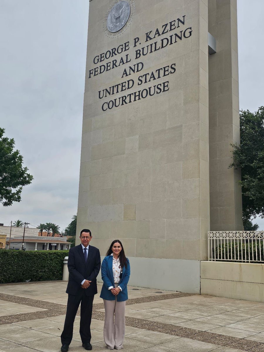 Consulmex Laredo (@consulmexlaredo) on Twitter photo El Cónsul General <a href="/jcmendoza2011/">Juan Carlos Mendoza</a> visitó la Corte Federal para entrevistar a personas 🇲🇽 detenidas y brindar asistencia consular. Esta visita forma parte del seguimiento que el Consulado realiza para verificar el respeto a sus derechos y ofrecer orientación oportuna.
<a href="/SRE_mx/">Relaciones Exteriores</a> El Cónsul General <a href="/jcmendoza2011/">Juan Carlos Mendoza</a> visitó la Corte Federal para entrevistar a personas 🇲🇽 detenidas y brindar asistencia consular. Esta visita forma parte del seguimiento que el Consulado realiza para verificar el respeto a sus derechos y ofrecer orientación oportuna.
<a href="/SRE_mx/">Relaciones Exteriores</a>