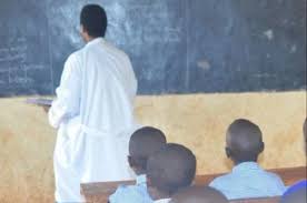 Icyongereza ni kimwe mu bikomeje kugaragazwa nk'imbogamizi mu ireme ry'uburezi,aho usanga n'abarimu bamwe ntarwo bazi.Hari gushakwa uburyo benshi muri bo bazarwigishwa ndetse bakore n'ibizamini,abashakashatsi bagaragaza ko umuntu udafite nibura B2 adashobora kwigisha Icyongereza.