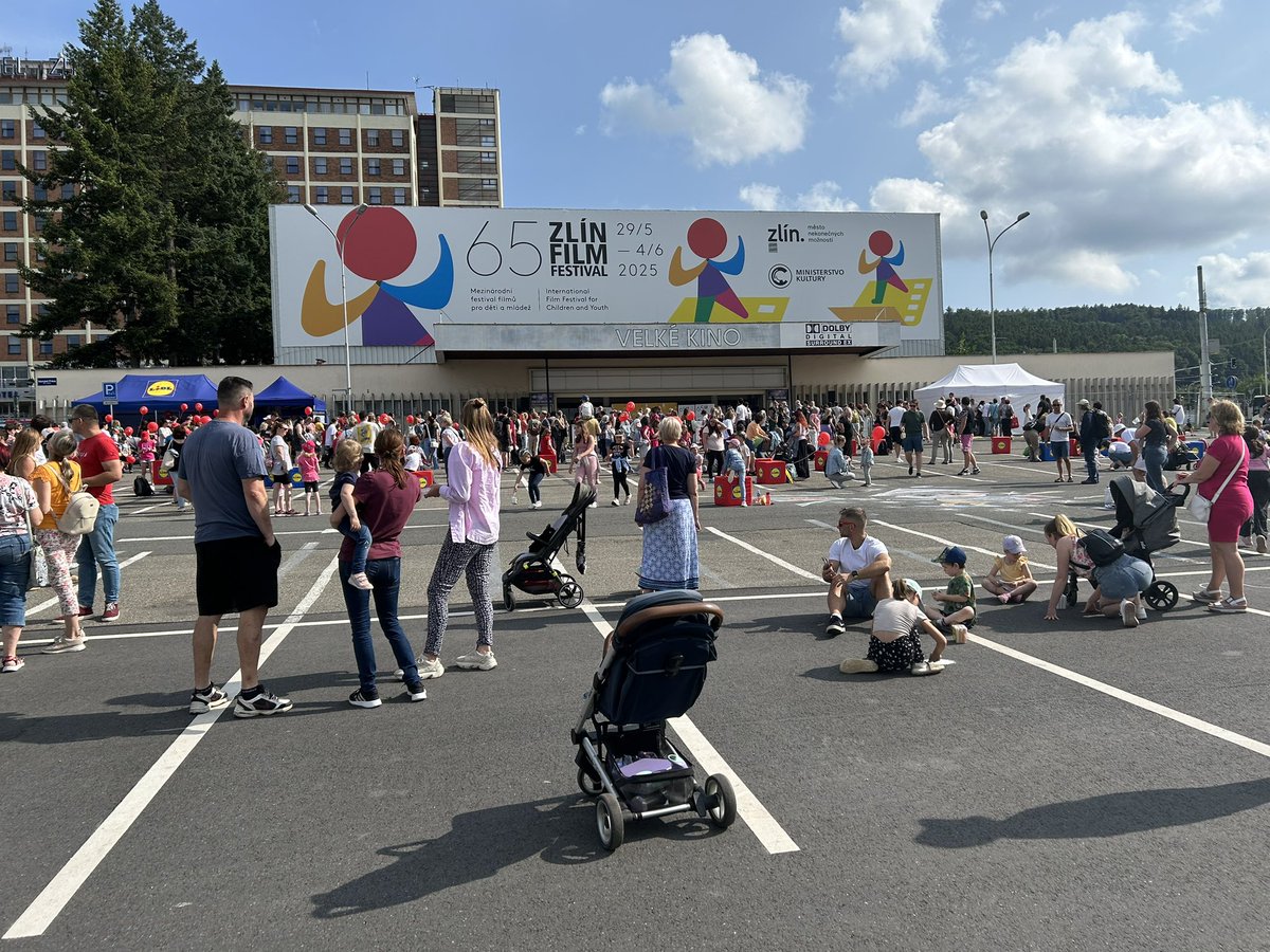 Dvě neodmyslitelné doprovodné akce předposledního dne Zlín Film Festivalu. Nejprve odhalení nových dlaždic v chodníku slávy dětských filmových hvězd se jmény Lindy Rybové a Saši Rašilova. A pak malování na chodník před Velkým kinem.