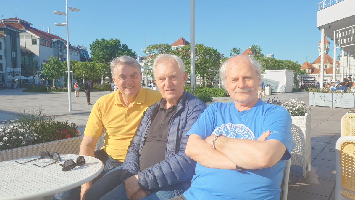 JerzyChromik's tweet photo. KDS, czyli Klub Dziennikarzy... Starszych.
Sesja w #Sopot.
#Rudziński, #Lenkiewicz i pomysłodawca spotkania. https://t.co/rAi7AjRcGz