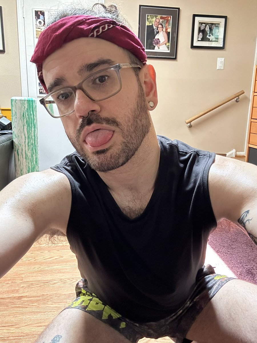 ianxcarlos's tweet image. The home workout was v sweaty today ✨