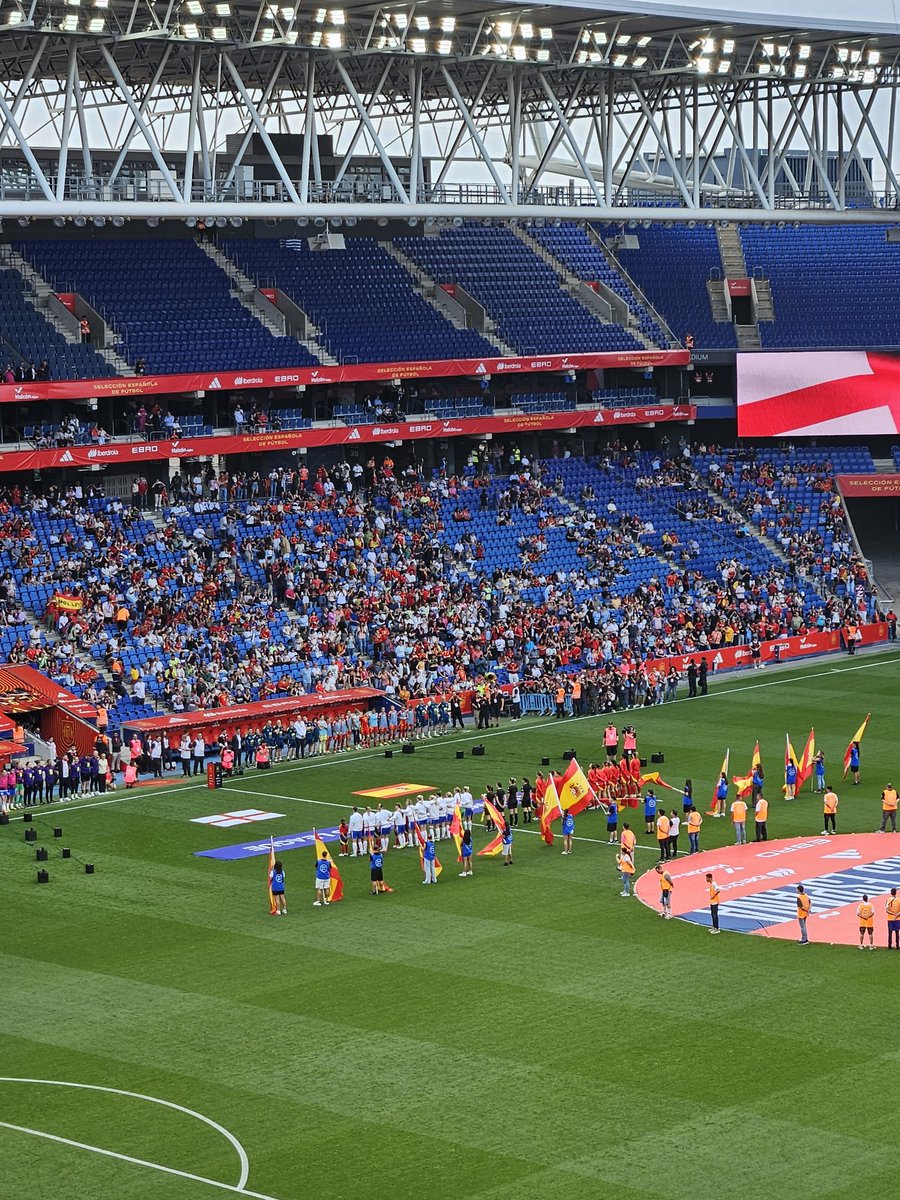 eiffel_71's tweet image. Game day. Go @Lionesses!! #ESPENG #UWNL