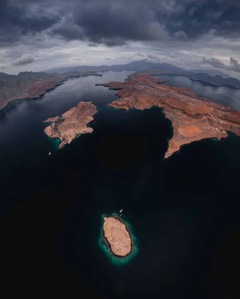 جزيرة مقلب مثلت دورا تاريخيا مهما في تاريخ المنطقة والعالم، فالتاريخ الممتد لها لربما يعود للقرن التاسع عشر، حيث قامت هذه الجزيرة بإيصال الشرق بالغرب بين القارة الهندية وأيضا أوروبا، حيث تصل الاتصالات التي كانت محط أنظار الجميع عبر «الكيبل» البحري الممتد لمسافة طويلة جدا.